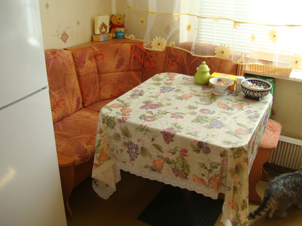 Neliönmuotoisen pöydän kulman suurin haitta on, että se vie paljon tilaa, pienelle keittiölle tämä on kriittinen
