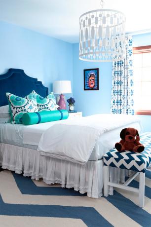 Kuva makuuhuoneesta, jossa on sinisiä sävyjä