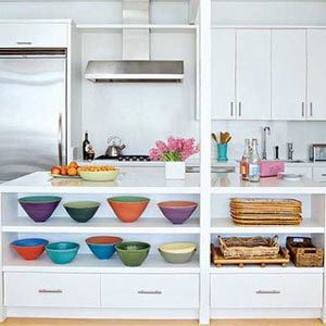 Valitse keittiön astiat kirkkailla, kylläisillä väreillä.
