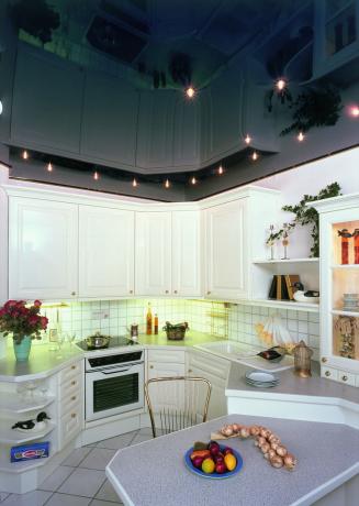 Kuten kipsilevylle, keittiön joustavat katot näyttävät paljon vaikuttavammilta hyvin asennettujen valaistusten avulla.