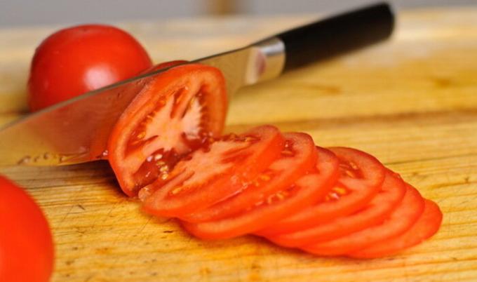 Tomaatit leikataan ympyröitä.