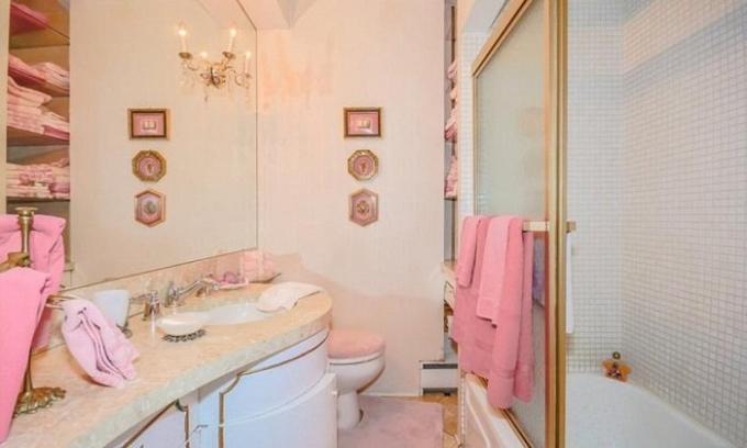 Kylpyhuone vaaleanpunainen.