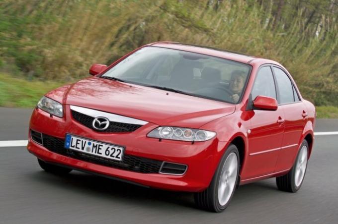 Keskikokoinen sedan Mazda 6 ensimmäisen sukupolven. | Kuva: auto-data.net.