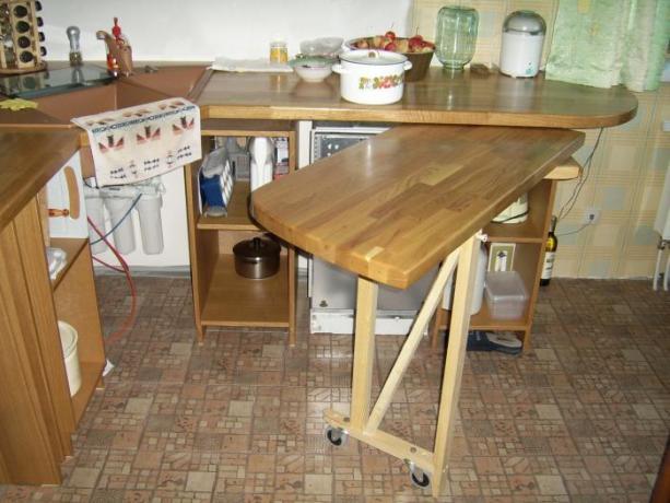 Kuvassa - ulosvedettävä pöytä pienessä keittiössä