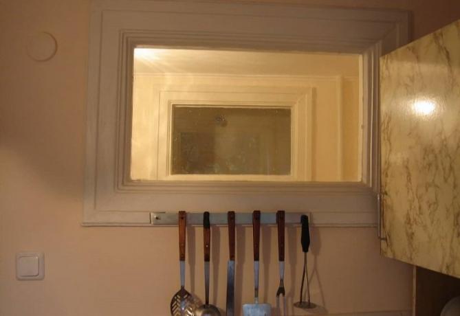 Ikkuna välillä keittiö ja kylpyhuone tarvitaan luonnonvaloa jälkimmäisen.