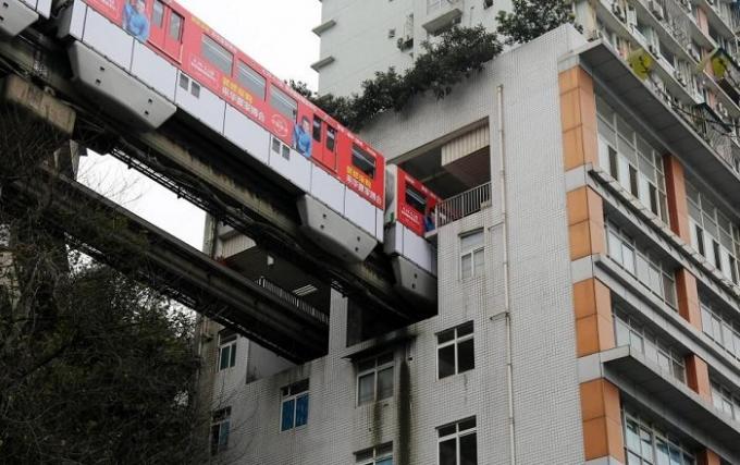 Kiinan kaupunki Chongqing junat kulkevat läpi talon.