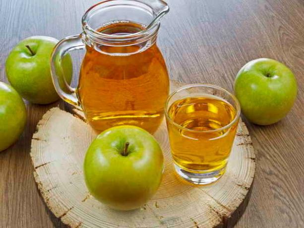 Valmistelemaan kotitekoinen vitamiini juoman, ottaa myöhään omenoita © ofazende.ru