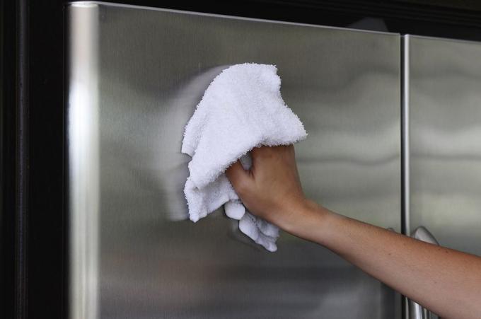 Jääkaapin ulkopinta on helppo puhdistaa saippuavedellä