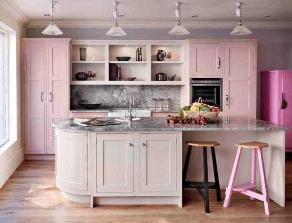 Duo vaaleanpunaista keittiöyksikköä ja helmiäistä koristeltu seinäkoriste