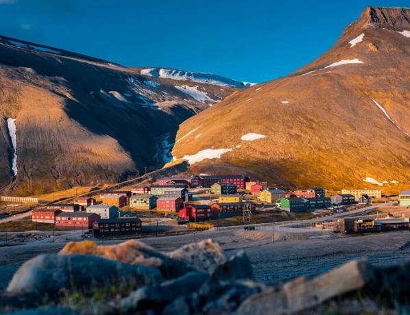 Erityisen pohjoisen maiseman kaupungin Longyearbyen on Huippuvuorilla.