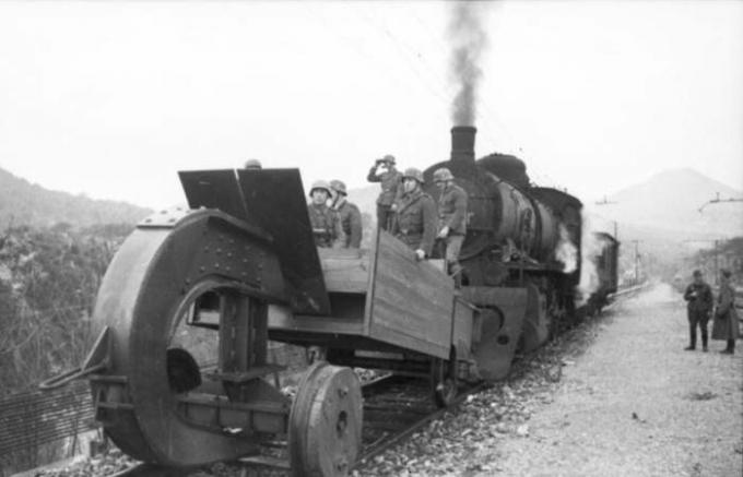 Miksi saksalaiset toisessa maailmansodassa oli kiinnitetty junat suuria koukkuja.