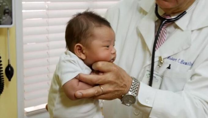 Miten rauhoittaa itkevän vauvan muutaman sekunnin: lastenlääkäri neuvoston 30 vuoden kokemuksella