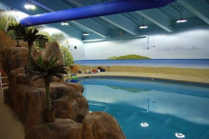 Maanalaisessa hostelli on jopa uima-allas. | Kuva: odditycentral.com.