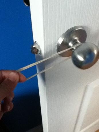 Miten avata mitään ovea ilman käsiä