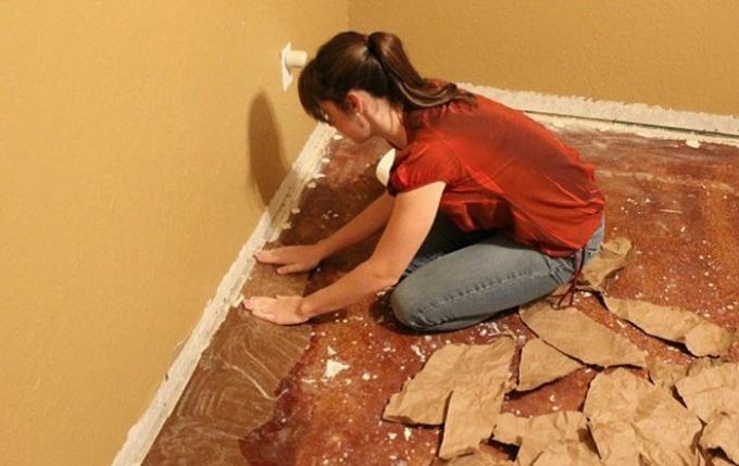 Säästää korjauksiin, tämä nainen on päivittänyt lattia takia tavallista paperia.