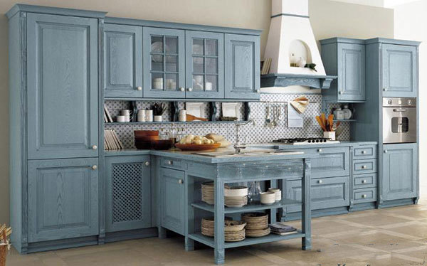 Sininen puinen keittiö.