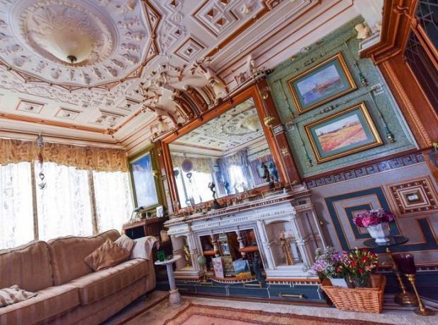 Adrian Rehman sanoi, että hänen asuntonsa muistuttaa Versaillesin linnan.