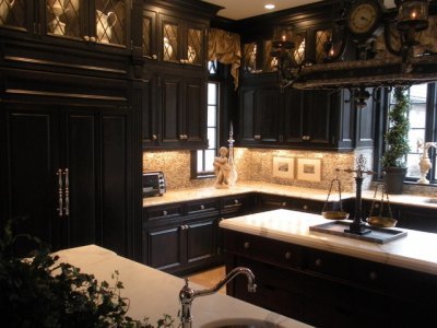 Mustat huonekalut antavat keittiön sisustukselle tyylikkyyttä ja vakautta