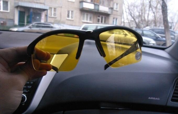 Keltainen lasit pimeässä ajaminen: todellista apua tai myynninedistämiseen Dummy