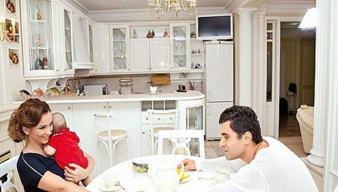 Anfisa Tšehov perheensä kanssa keittiössä. | Kuva: ru.tsn.ua.