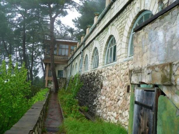 Dacha "Kylmä Joki" on rakennettu 1932-1933. vuoren rinnettä korkeudessa 200 m merenpinnan yläpuolella (Abhasia). | Kuva: diletant.media.