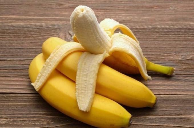 Banaani Queen syö vain veitsellä ja haarukalla.