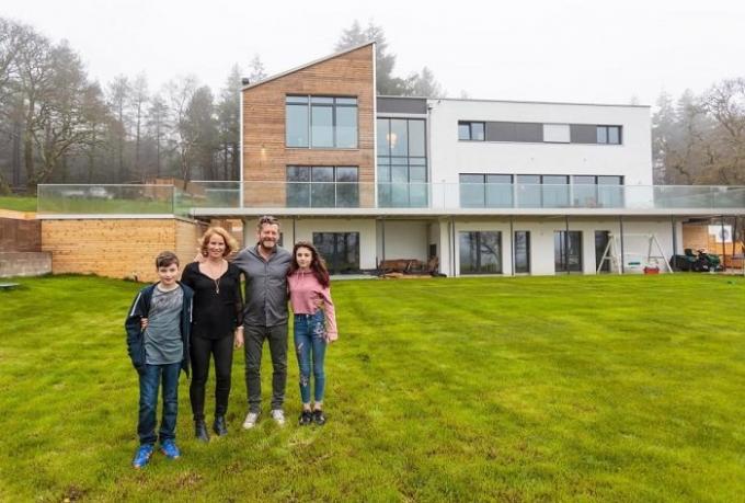 Perhe tilasi valtava talo, joka on rakennettu vain 4 päivä