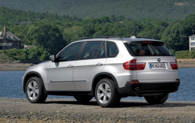 Mid-size luxury crossover BMW X5 toisen sukupolven. | Kuva: autodmir.ru.