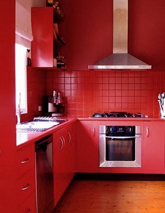 punainen väri keittiön sisätiloissa