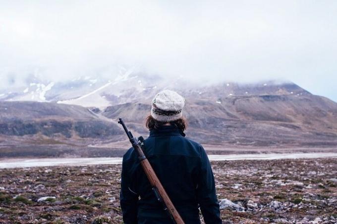On kävellä, voit mennä vain aseen kanssa (Longyearbyen, Norja).
