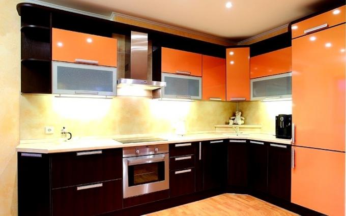 keittiön suunnittelu oranssilla väreillä