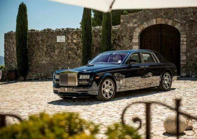 Hyvä vanha Rolls-Royce Phantom myös kaikki hyviä. 