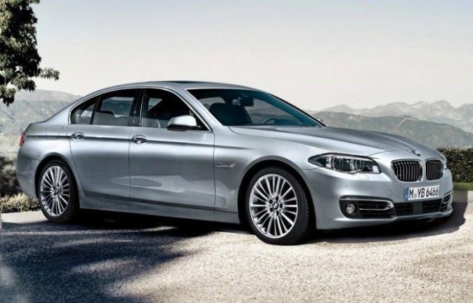 Hopea business-luokan sedan BMW 535i 2014. | Kuva: cheatsheet.com.