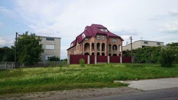 Rikkain kylä Ukrainassa, missä ei ole yksi-kerroksinen rakennus.