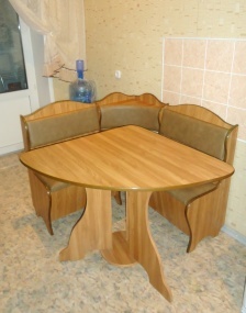 Pöytä ja pehmeä kulma - kolmion muotoinen tässä tapauksessa mahtuu tilaan paljon kiireellisemmin kuin neliön muotoinen pöytä