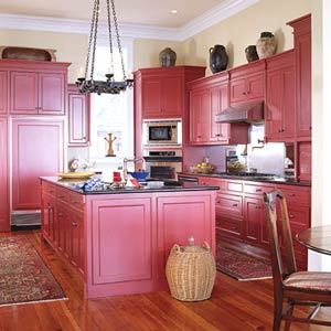 Epätavallinen keittiö tummanpunaisissa väreissä