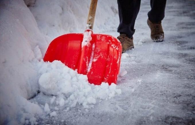 Yksinkertainen tapa sulattaa jään ja lumen radan tyhjentää talon tai autotallin