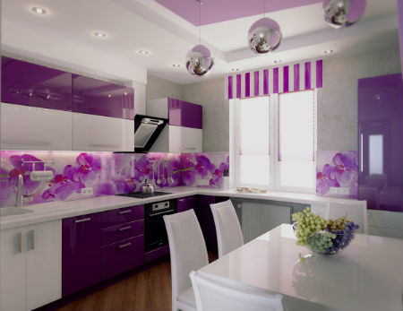 Keittiö, jossa on valkoisia ja violetteja vivahteita, täynnä valoa ja harmoniaa