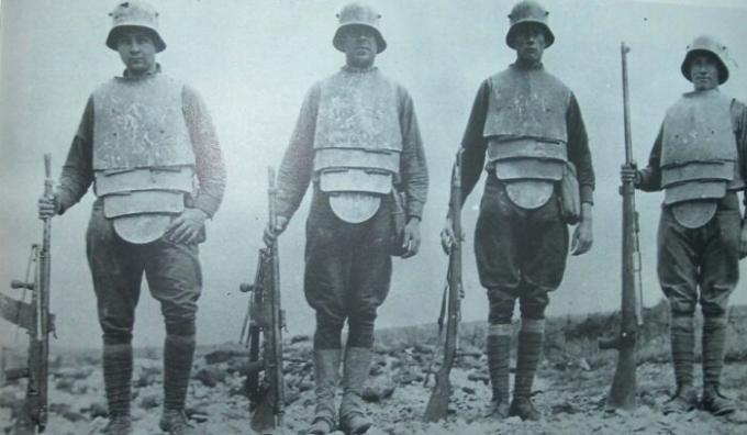 Saksan keisarillisia haarniska kaivantoon konekiväärejä ja kiväärejä, 1918.