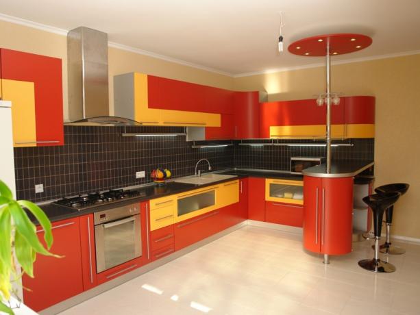Punaiset keittiöt sisätiloissa (42 kuvaa): video-ohjeet keittiön sisustamiseen omin käsin, valokuva ja hinta