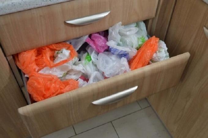 Säilytyslaatikko paketteja voidaan käyttää vain, jos keittiössä paljon tilaa. / Kuva: vplate.ru. 