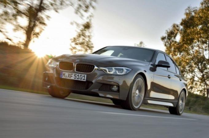 Suosittu Baijerin sedan BMW 3-sarjan 2015. | Kuva: cheatsheet.com.