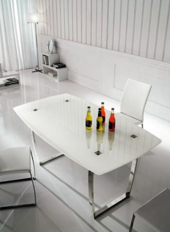 Valkoinen lasi ruokapöytä.