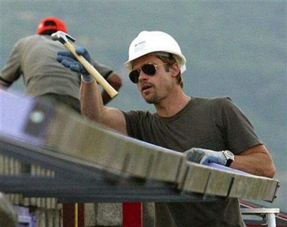 Brad Pitt auttoi rakentajat pystyttää taloja vaikuttaa.