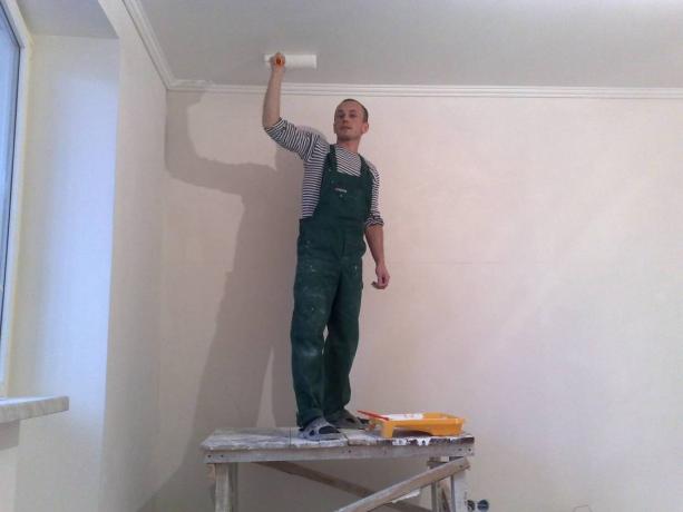 Kuvassa - kuinka maalata keittiön katto omin käsin.