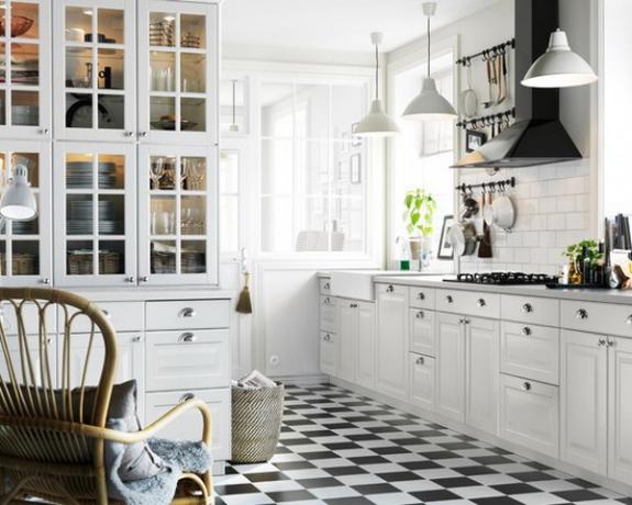 Checkerboard-kuvio näyttää alkuperäiseltä kaiken kokoisessa keittiössä