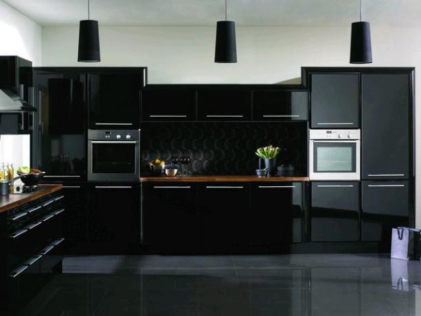 Musta keittiö (51 kuvaa): Tee-se-itse-video-ohjeet, kiiltävien keittiösarjojen ominaisuudet, kulta, hopea, hinta, valokuva