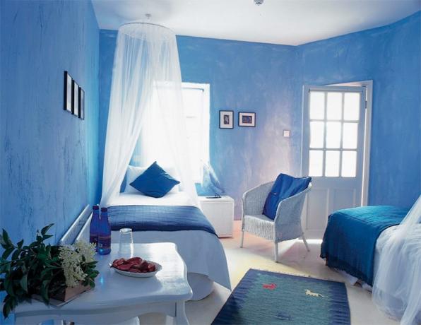 Kuva makuuhuoneesta sinisellä