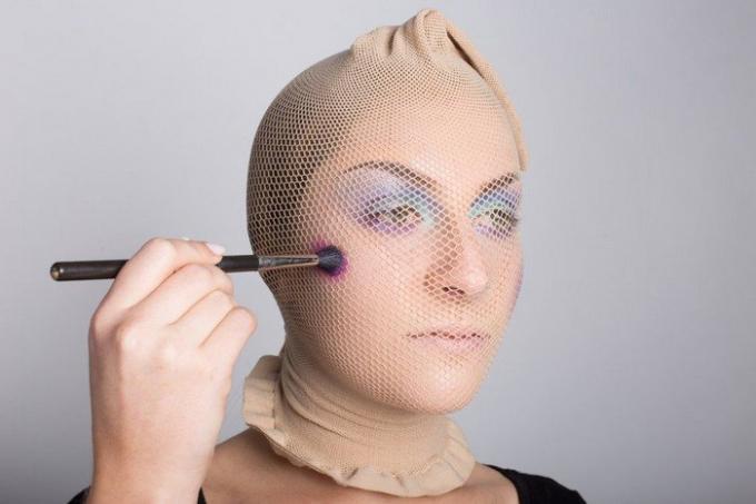 Carey alkoi soveltaa luomivärisivellin meikkiä suoraan päälle sileää-verkon.
