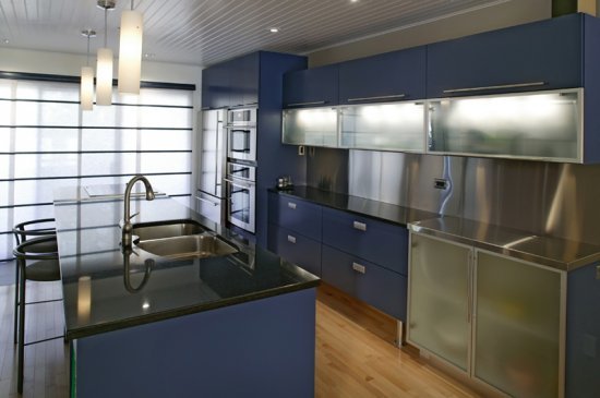 sininen keittiö sisätiloissa